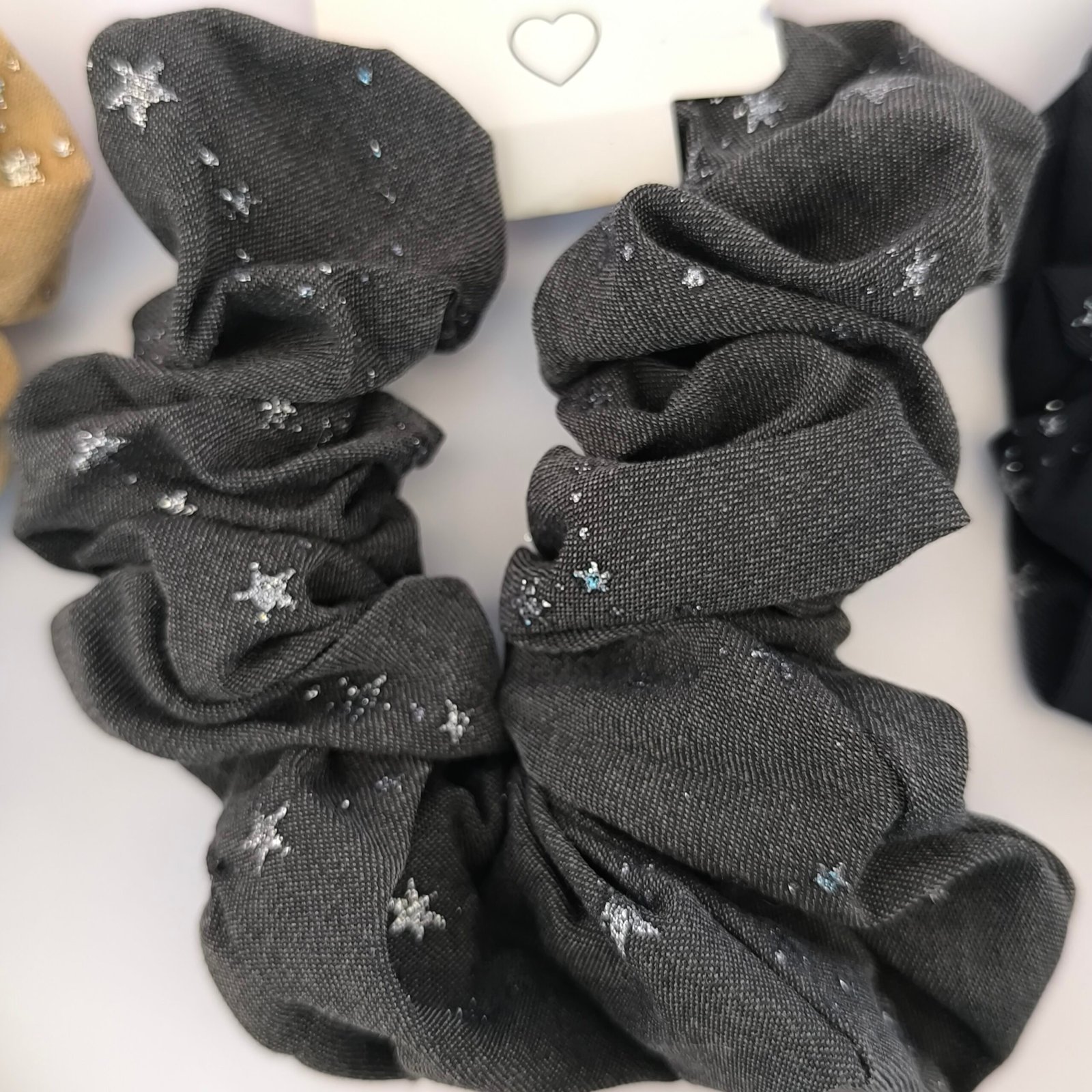 Set de 12 Coleteros Scrunchie con Estrellas Brillantes para Cabello - Image 3