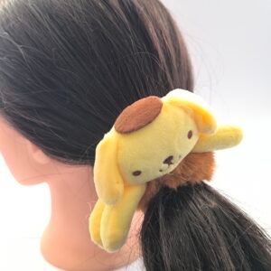 coleta kawaii perrito amarillo colocada en cabello negro mostrando como se usa el scrunchie