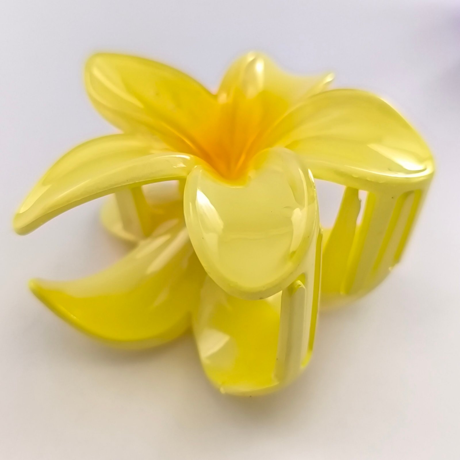 Pirana flor hawaiana amarilla con centro dorado plastico brillante accesorio cabello
