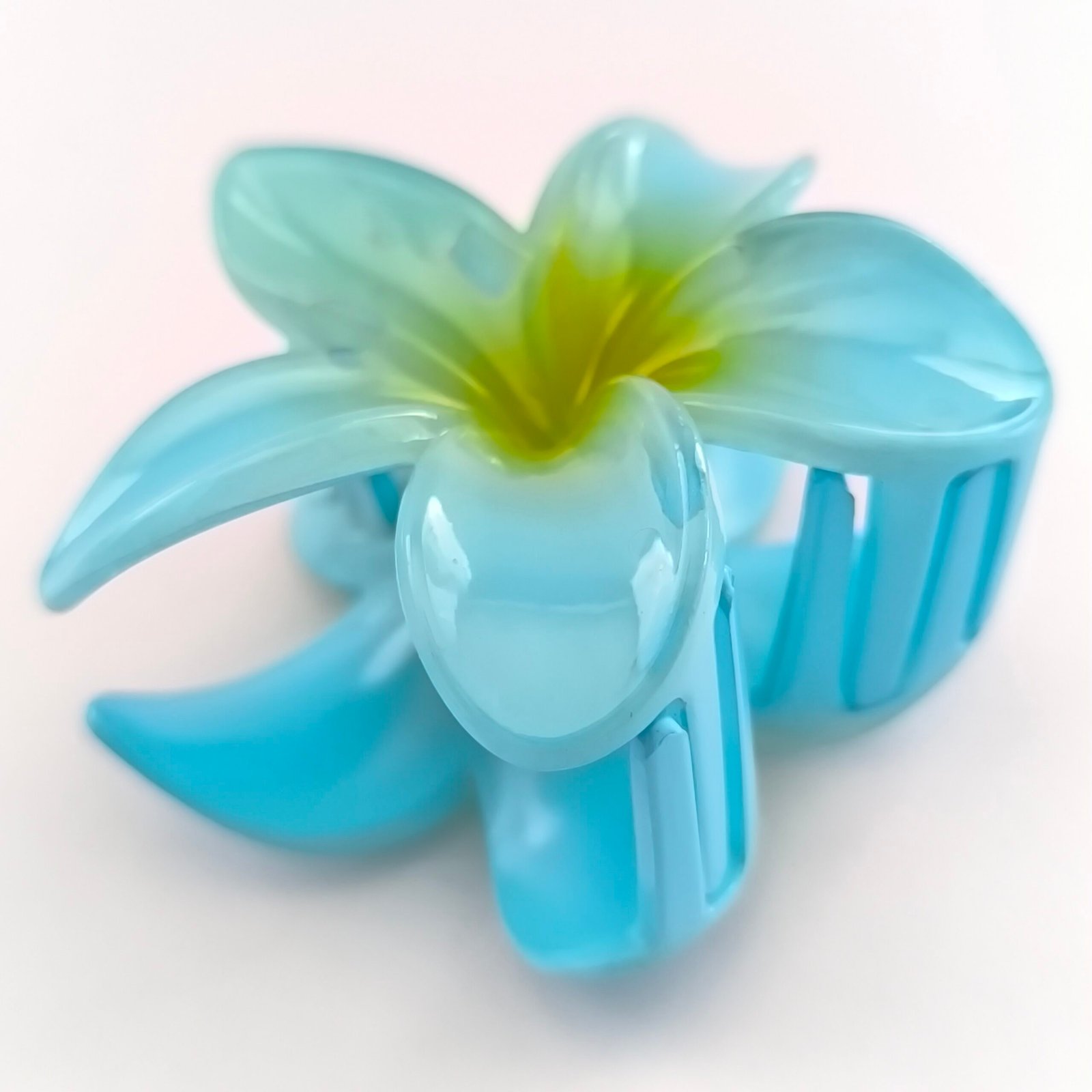 Pirana flor hawaiana celeste con centro verde lima plastico brillante accesorio cabello