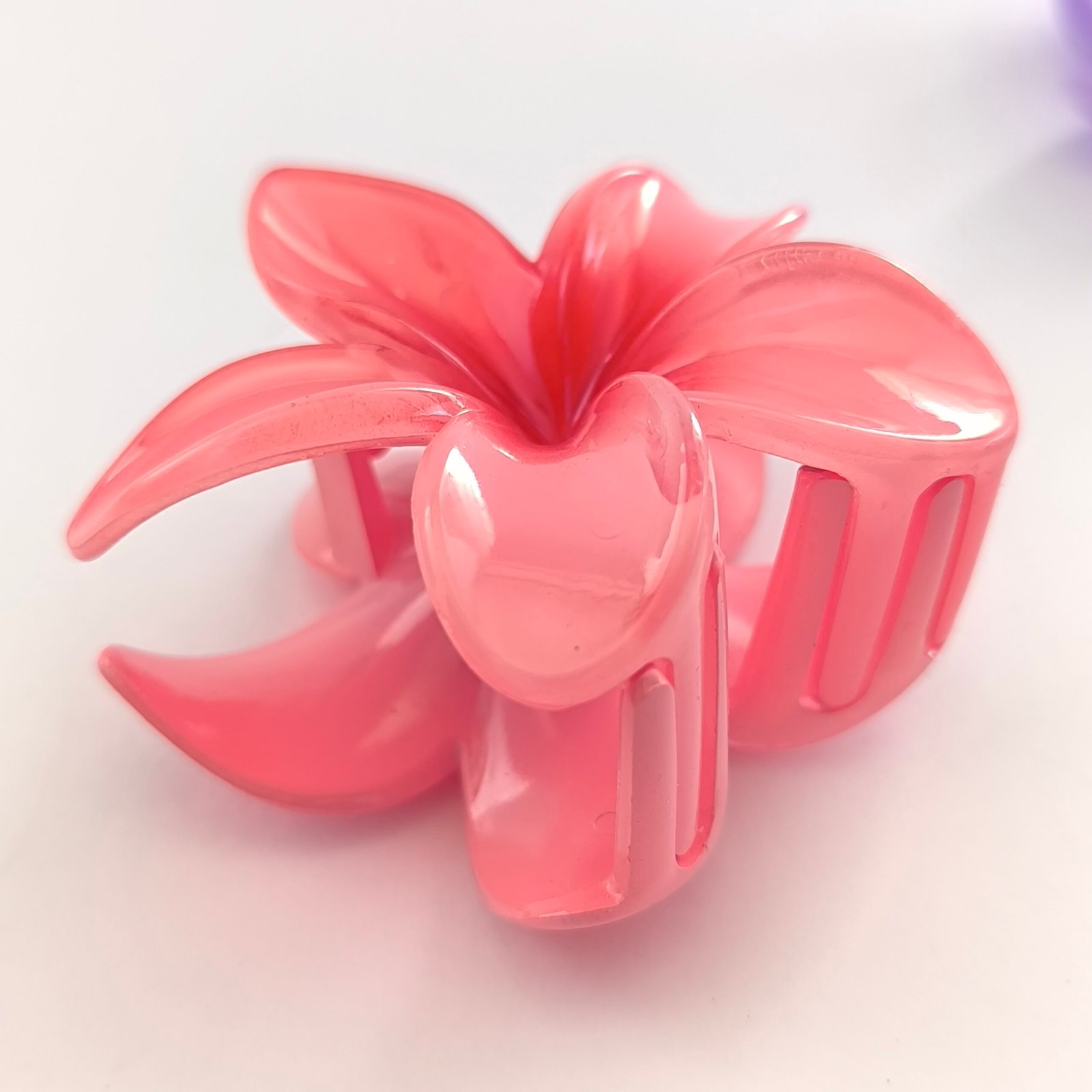 Pirana flor hawaiana rosa claro con centro fucsia plastico semitransparente cabello