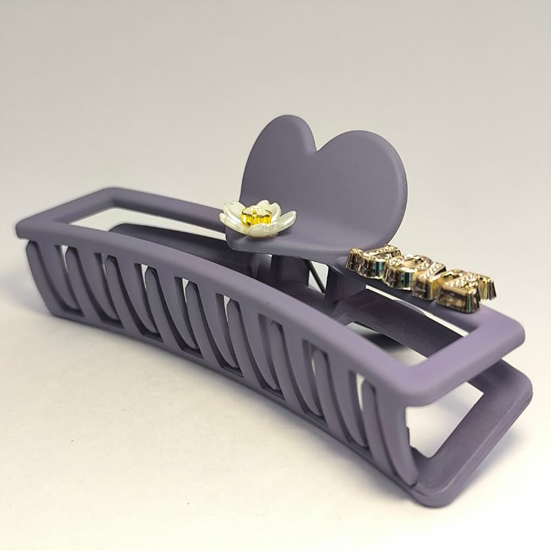 Pirana rectangular grande Love corazon color lila mate para cabello largo