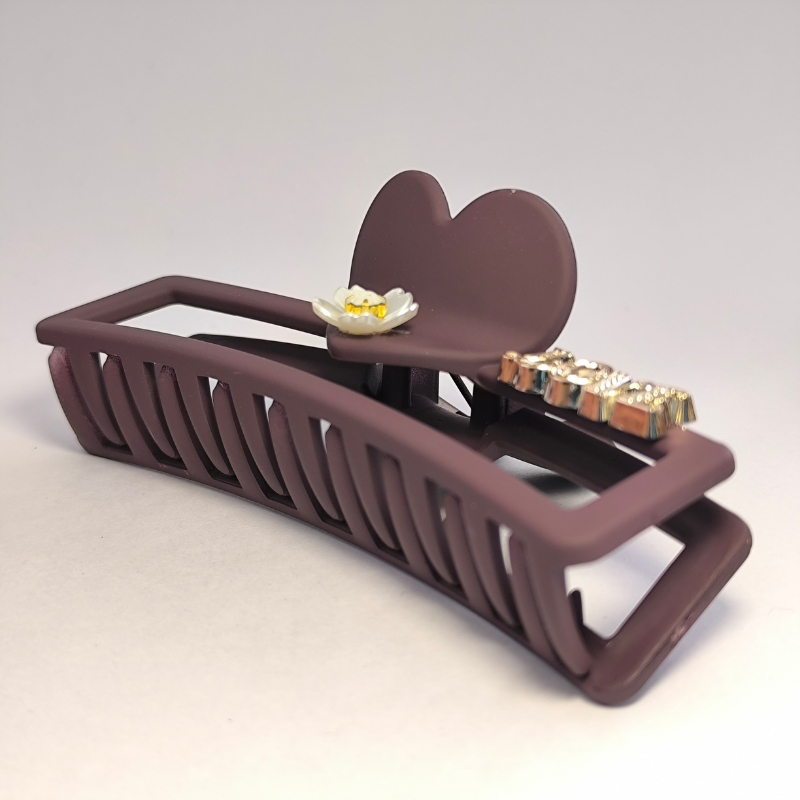 Pirana rectangular grande Love corazon color marron grisaceo mate para cabello