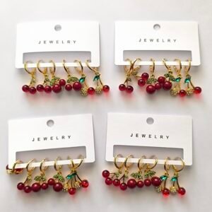Aretes Dorados con Diseño de Cerezas para Mujer | Cristales Rojos y Detalles Verdes Pack 12 Pares